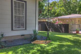 Southern Charm - Near Main With Hot Tub - Fredericksburg - 5