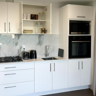 Modern 1 Bed Smart Flat in Upper Hutt with Full Kitchen, Parking - 5 minutes to Brewtown - Upper Hutt - 6