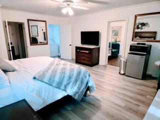 Cozy 4 bedroom home & Large Fenced Yard - Fayetteville - 2