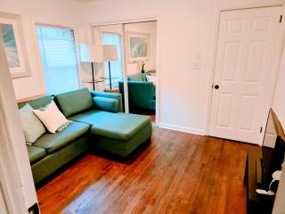 Cozy 4 bedroom home & Large Fenced Yard - Fayetteville - 1