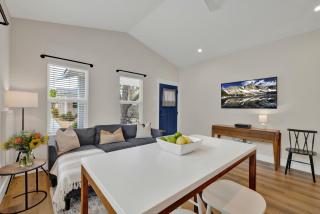 The Grove D with Hot Tub & King Beds - Walk to Main - Fredericksburg - 4