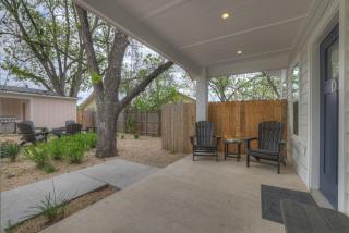 The Grove D with Hot Tub & King Beds - Walk to Main - Fredericksburg - 3