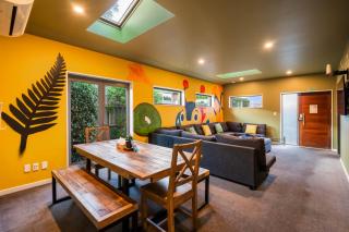 Large Haven W Private Cinema 6BedRoom all Ensuites- AirNZ seats in Games Room W PS5 and Arcade- FREE Parking - Christchurch - 1
