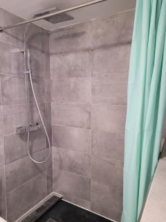 Chambre et salle de bain autonome dans notre maison - Décines-Charpieu - 4