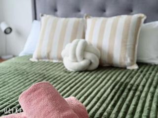 Cozy Stay 4BR Townhouse - 1