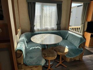 Family 3 Bedroom van linen included Pets go Free - Heacham - 4