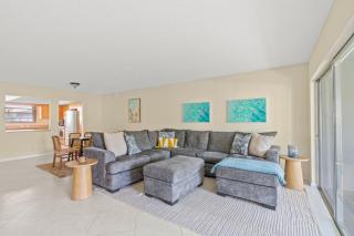 Steps To Beach! 4 Condos In 1- Perfect For Groups - West Palm Beach - 4