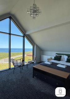Luxury 4-Bedroom Beachfront Home with Hot Tub & Games Room - Cayton - 3