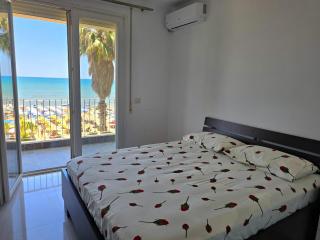 Beachfront & Sea View Apartment - Durrës - 4