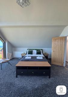 Luxury 4-Bedroom Beachfront Home with Hot Tub & Games Room - Cayton - 1