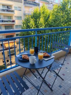 4 persons - center - clim - 2 mins of beach - JUAN LES PINS - beach and sun - Antibes - 8