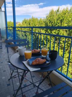 4 persons - center - clim - 2 mins of beach - JUAN LES PINS - beach and sun - Antibes - 9