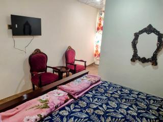Bau Jee Hotel and Restaurant - Astor - 0