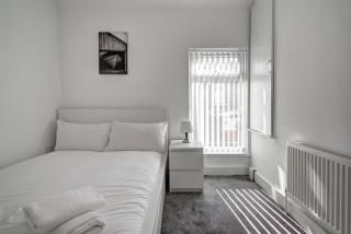 Modern Liverpool Home - 1min walk to bus stop - 1