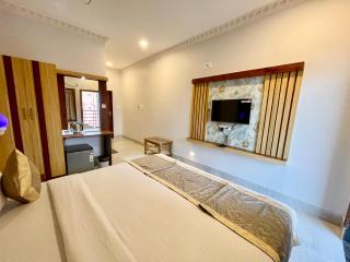 Premium SWIMMING POOL - Hotel A1LAG00N !Puri, Near Sea Beach And Jagannath Temple, Fully Air conditioned Rooms With Wifi- Restaurant & Lift and Parking Facilities, - BREAKFAST INCLUDED - BEST STAY IN PURI - Puri - 4