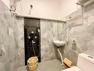Premium SWIMMING POOL - Hotel A1LAG00N !Puri, Near Sea Beach And Jagannath Temple, Fully Air conditioned Rooms With Wifi- Restaurant & Lift and Parking Facilities, - BREAKFAST INCLUDED - BEST STAY IN PURI - Puri - 1