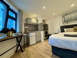 Canal Walk Studio Apartments - Southampton - 4