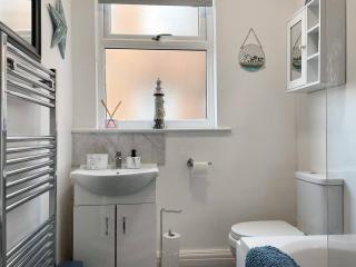 2BR Filey Flat, Near Seafront - Perfect for Getaways - 5