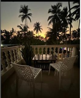 White House Beach Apartments - 1