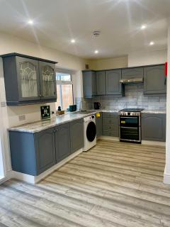 Peaceful 3 Bed Home, Close to Shopping Centre and Nature Reserve - Greenhithe - 0