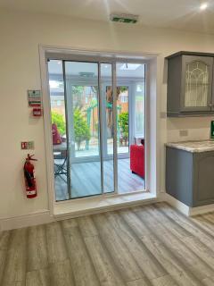 Peaceful 3 Bed Home, Close to Shopping Centre and Nature Reserve - Greenhithe - 9