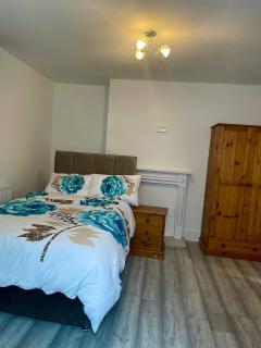 Peaceful 3 Bed Home, Close to Shopping Centre and Nature Reserve - Greenhithe - 1