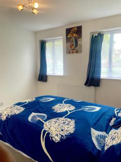 Peaceful 3 Bed Home, Close to Shopping Centre and Nature Reserve - Greenhithe - 3