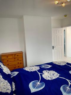 Peaceful 3 Bed Home, Close to Shopping Centre and Nature Reserve - Greenhithe - 2