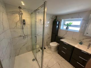 Spacious 4BR Home Garden & Office Space - Morden - 2