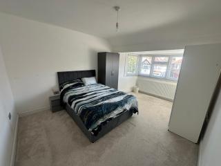 Spacious 4BR Home Garden & Office Space - Morden - 5