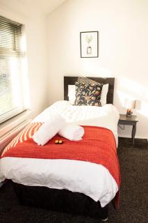 Comfortable 3 bed house - 8