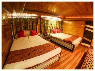Hotel Broadway # Mall Road Darjeeling - #Near Chowrasta-Heart of Darjeeling #with Balcony Kanchenjunga View - Darjeeling - 1