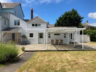 The Gate-Stunning Garden Apartment with Hot Tub in Freshwater Bay - Freshwater - 4