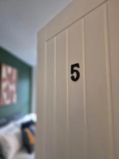 Executive Studio with Luxe Touches & Comfy Bed # 5 - 4