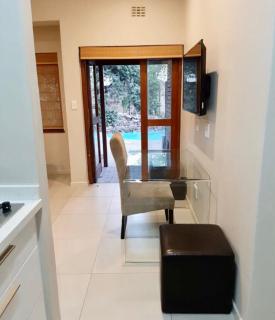 Modern, Prime Location Private Suite Pool View - Sandton - 0