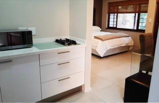 Modern, Prime Location Private Suite Pool View - Sandton - 7