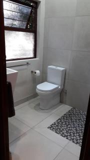 Modern, Prime Location Private Suite Pool View - Sandton - 4