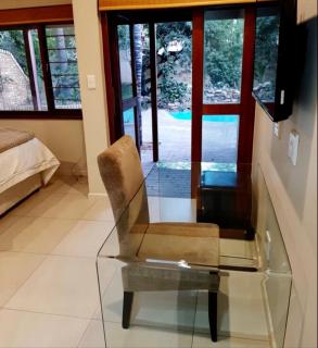 Modern, Prime Location Private Suite Pool View - Sandton - 3