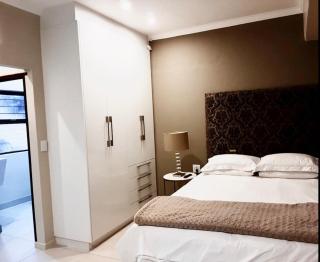 Modern, Prime Location Private Suite Pool View - Sandton - 2