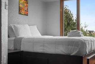 Breathtaking City View 1 Bed Stylish & Serene - 8