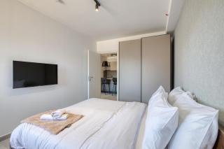 Central 1 Bedroom St Julians Sleeps 4 - 0