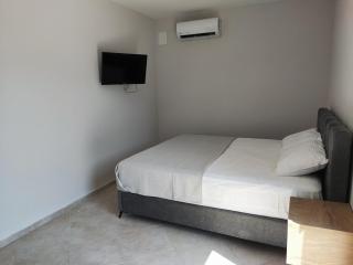 Pnoes Suites Apartments - Skiathos Town - 2