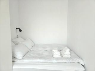 Studio with Balcony & Air Conditioning, 3 min to Metro - Warsaw - 3
