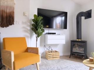Canmore Top Floor Loft-Style Retreat - 5