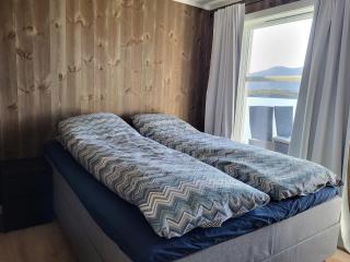 Hytte ved sjøen - - 8