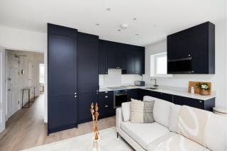 The Wembley Park Corner - Classy 2BDR Flat with Balcony - London - 3