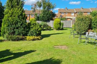 1 Bed-Sleeps 2-Parking-Garden-2 min train station - 5