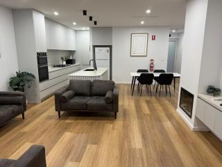 Modern Home Near Airport - Mickleham - 9