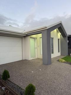 Modern Home Near Airport - 4