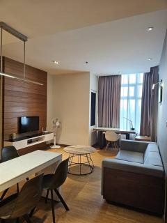 Deluxe Family, Dua Sentral - 1